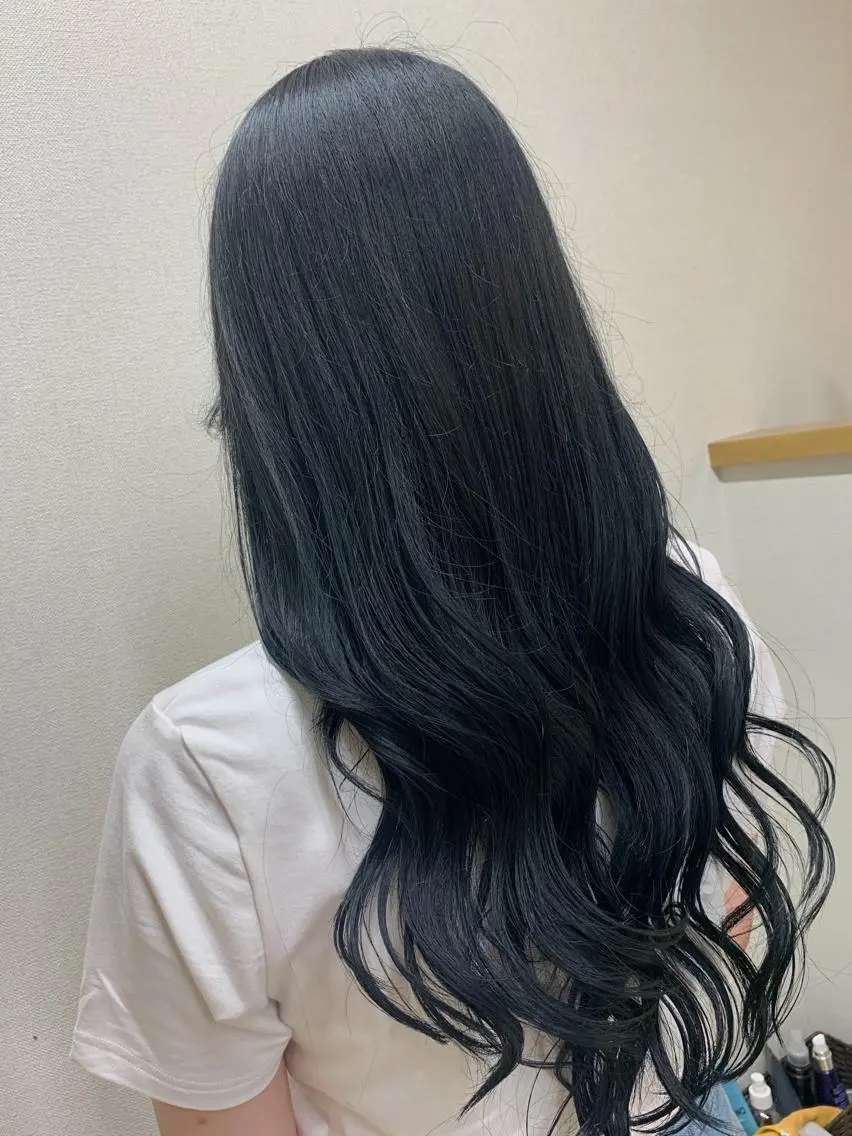 ロング カラー 黒髪 ブリーチ ブルーカラー ブルーブラック 🌼Crellu杉山 真心🌼のヘアスタイル