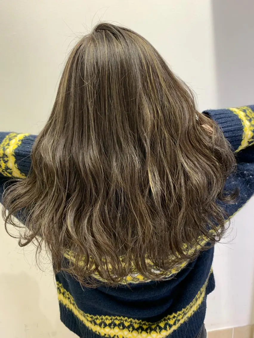 ミディアム カラー グレージュ ハイライトカラー ハイライト ヘアカラー トリートメント レイヤーカット 西村あきやのヘアスタイル