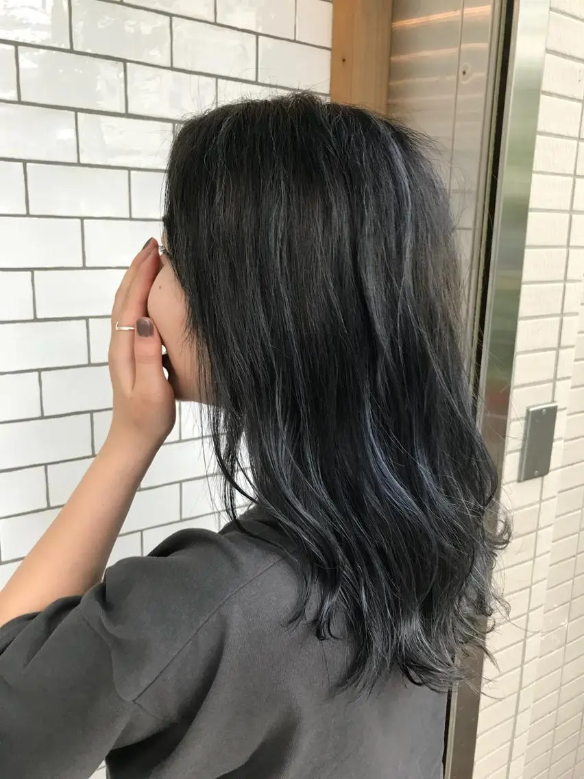 セミロング カラー ブルーカラー ブルーグレー ブルーグレージュ グレージュ ハイライトカラー 竹嶌 健吾のヘアスタイル