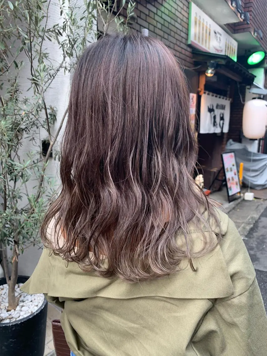 ミディアム カラー レイヤーカット 西村あきやのヘアスタイル
