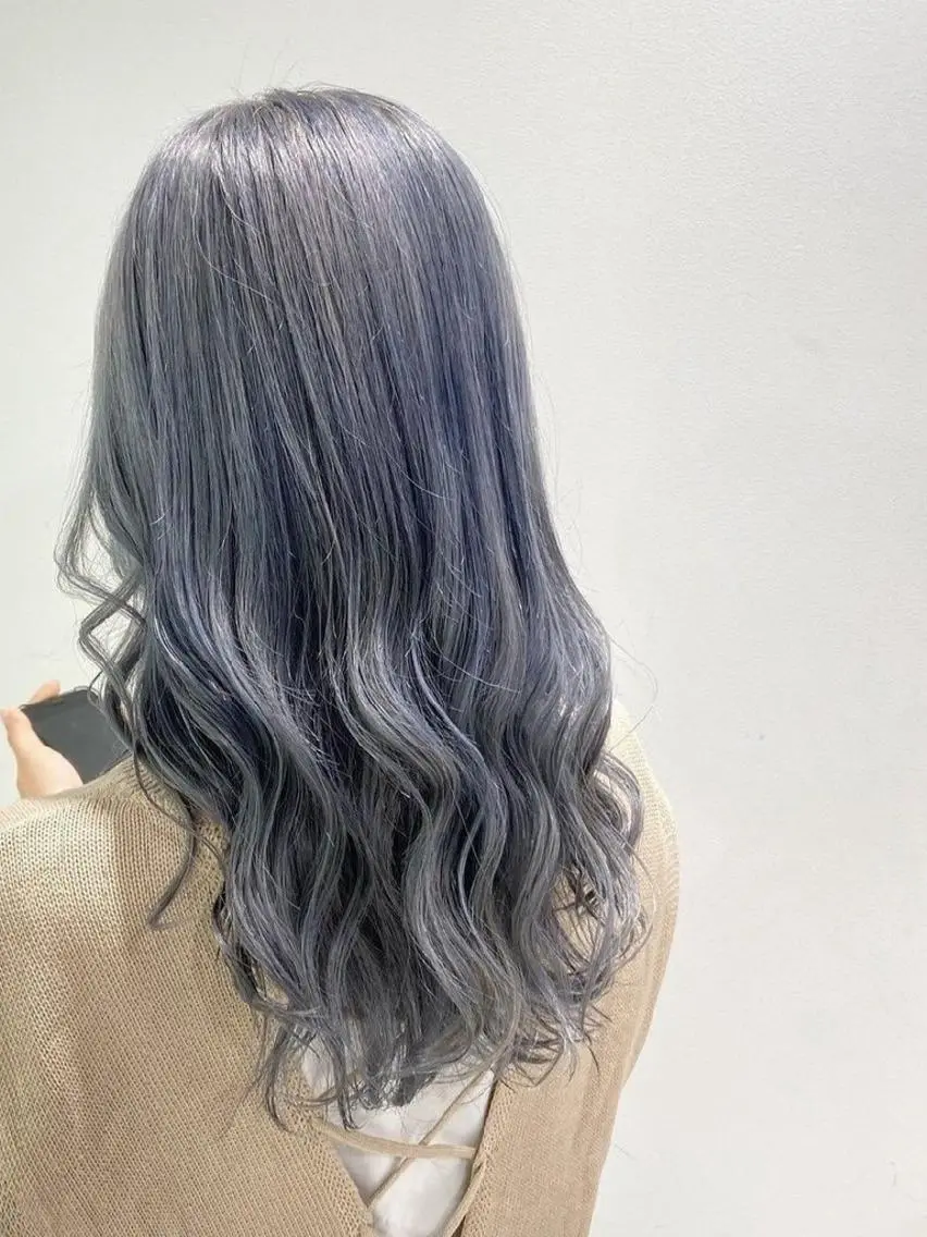ロング カラー ブルーカラー シルバー ヘアカラー トリートメント ブリーチカラー🌈 嘉名 真樹のヘアスタイル