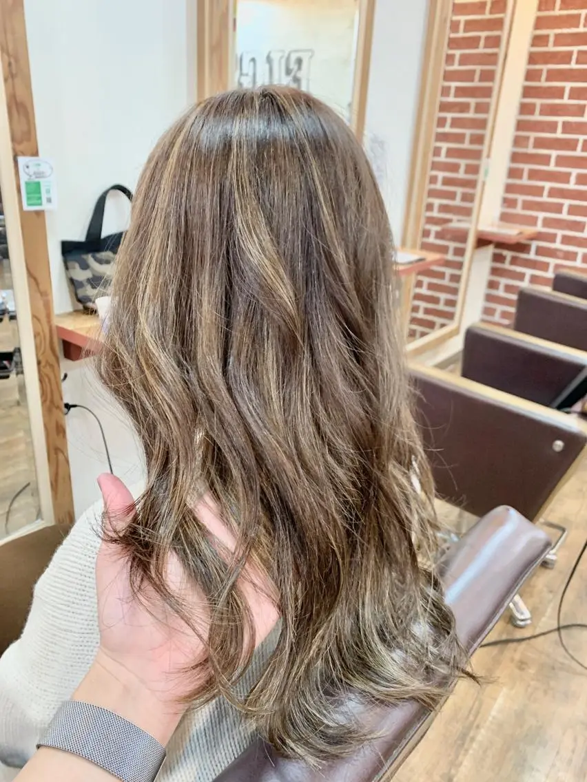ロング カラー ブリーチ ケアブリーチ ハイライトカラー ハイライト ヘアカラー トリートメント 岡崎勇人/レイヤー/ 韓国/ケラチンTRのヘアスタイル