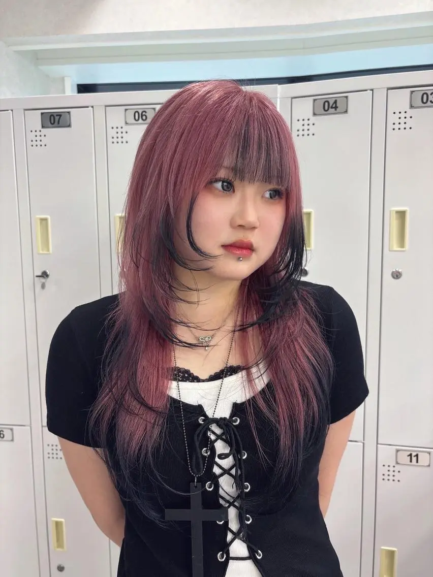 セミロング カラー ピンクカラー 艶髪ハイトーン✨ 🩷AMI🩷のヘアスタイル