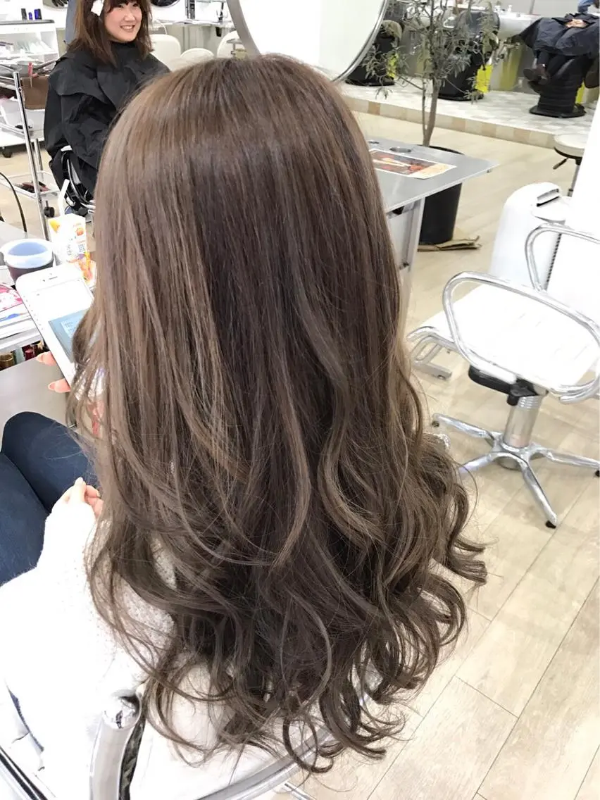 ミディアム カラー ヘアカラー トリートメント レイヤーカット 西村あきやのヘアスタイル