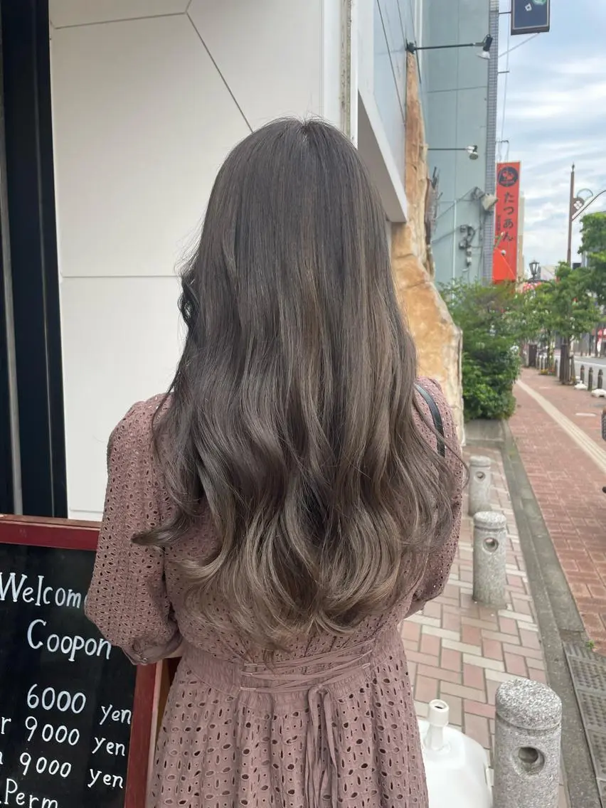 ロング カラー ブリーチ グレージュ サキ🤍ハイトーン 🪩レイヤーカットのヘアスタイル