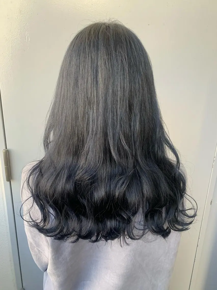 ロング カラー 抜け感レイヤー︴ ニュアンスカラーのヘアスタイル