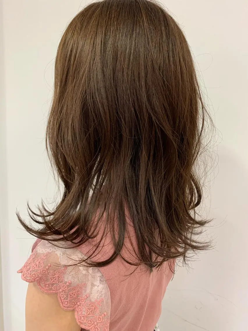 ミディアム カット ヘアカラー トリートメント CHIC 岩下真衣のヘアスタイル