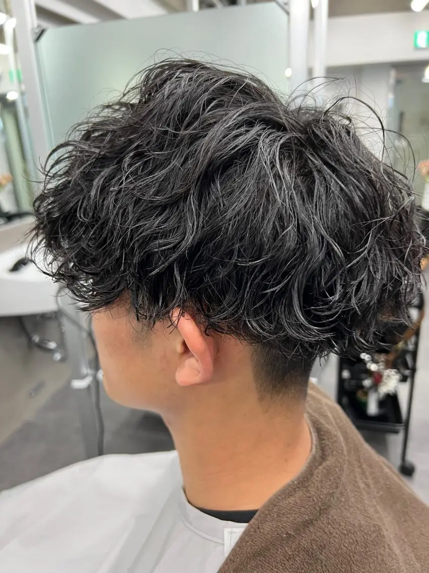 ミディアム パーマ メンズ マッシュ 波巻きパーマ カット パーマ 垢抜け・メンズパーマ 津山祐紀のヘアスタイル