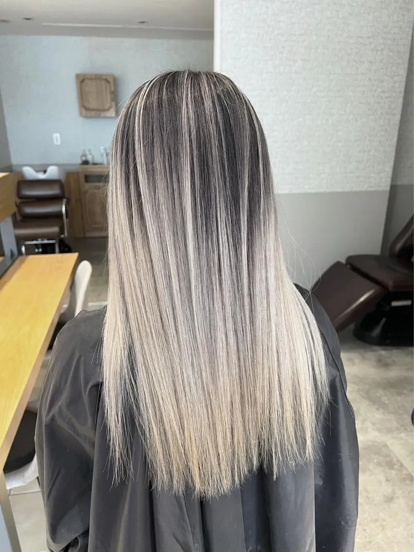 ロング カラー バレイヤージュ シルバー ホワイトシルバー レイヤーカット ヘアカラー トリートメント 指名数No.1 /NAOYAのヘアスタイル