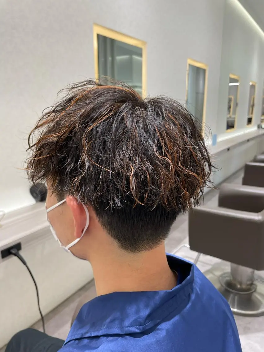 ショート パーマ メンズ メンズブリーチ メンズハイライト メンズメッシュ メンズパーマ メンズツイストパーマ カット ヘアカラー パーマ メンズ特化/今池駅 徒歩1分/岡本一真のヘアスタイル