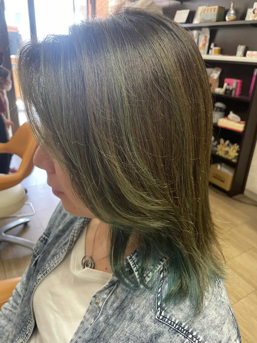 セミロング カラー ハイライトカラー ハイライト ヘアカラー 徳留 もも花のヘアスタイル