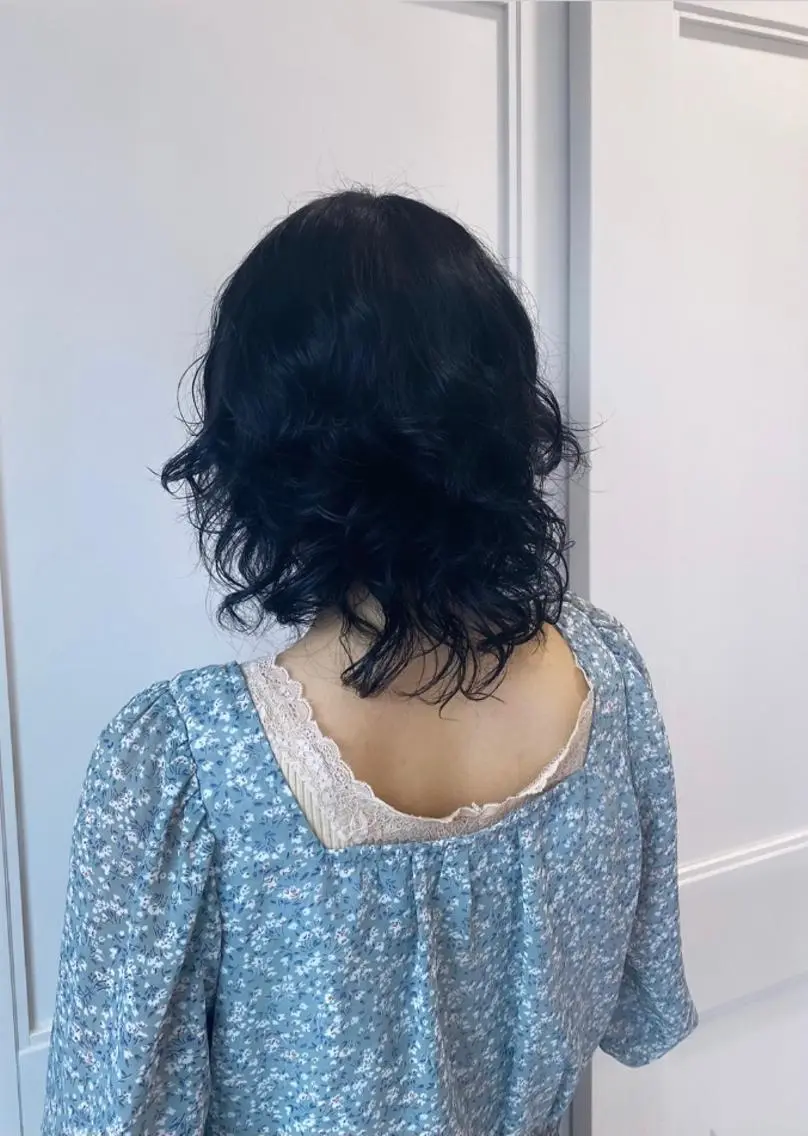ミディアム カラー 黒髪 ブリーチ ブルーカラー ブルーブラック 透明感カラー Ayuna /透明感カラーのヘアスタイル