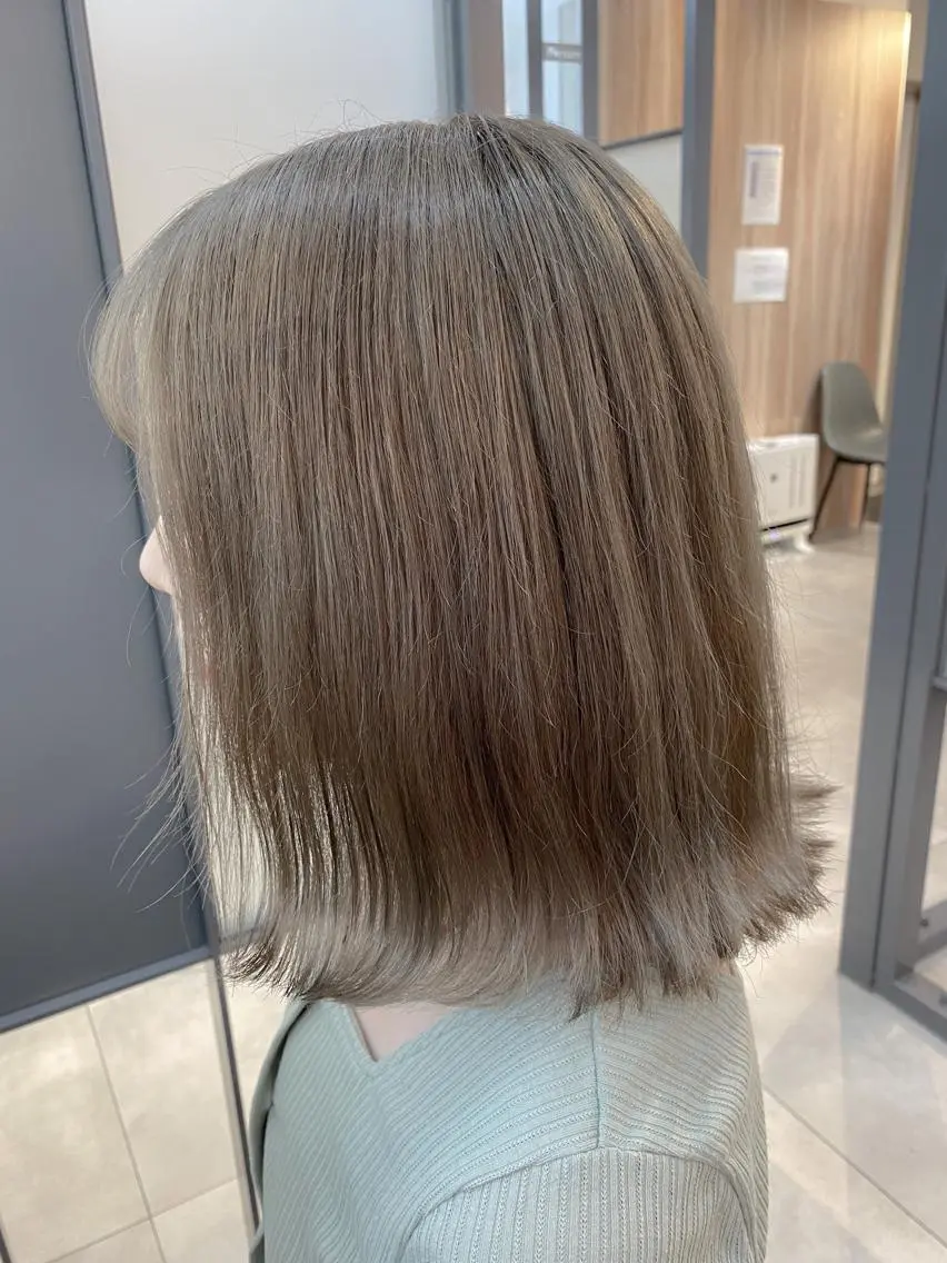 ミディアム カラー アッシュ ブリーチ ケアブリーチ ミルクティーアッシュ 【透明感、艶髪】西村 有司のヘアスタイル