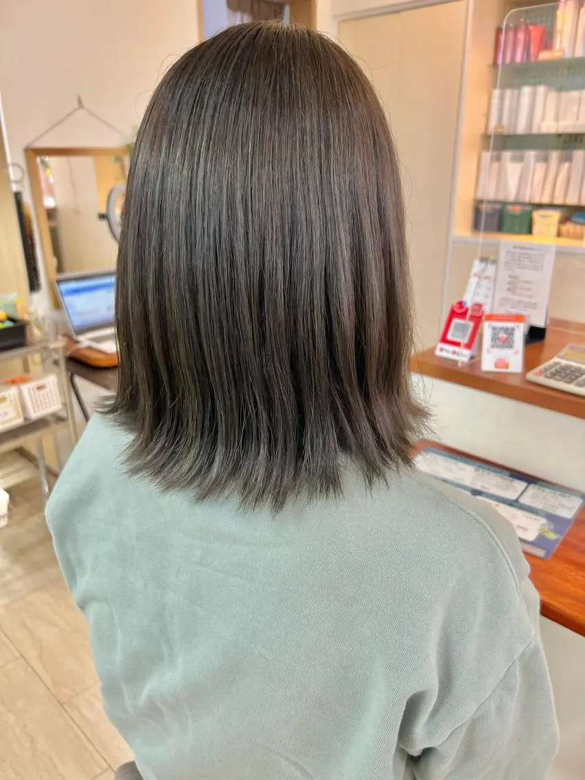 ミディアム カラー グレージュ カット ヘアカラー トリートメント 黒崎 美乃里のヘアスタイル