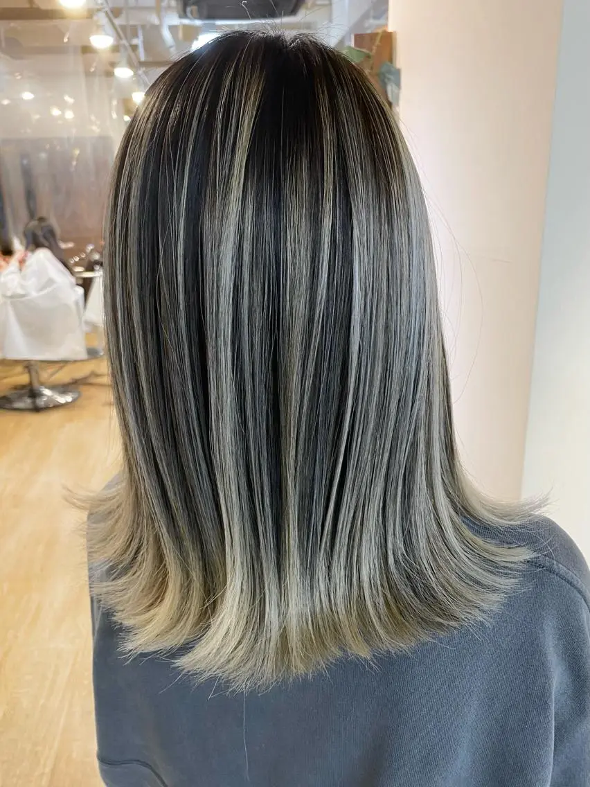 ミディアム カラー バレイヤージュ レイヤーカット 白髪ぼかし バレイヤージュ志鎌のヘアスタイル