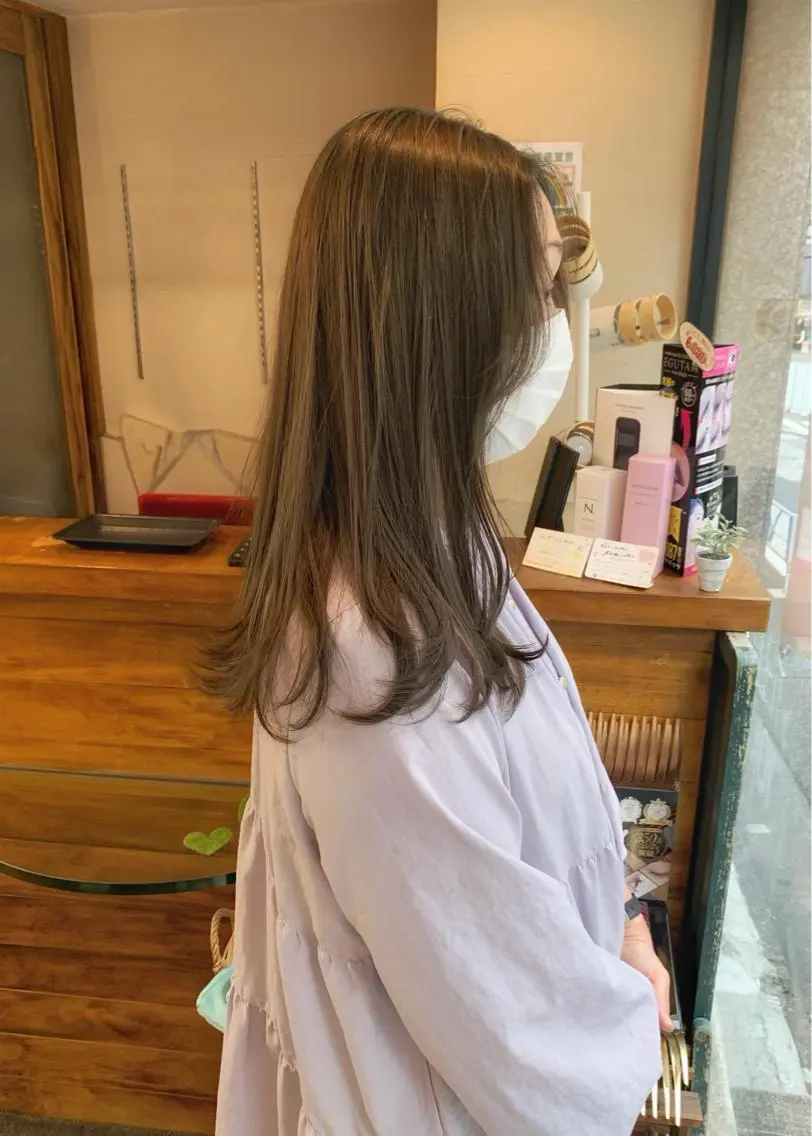 セミロング カラー ベージュカラー オリーブベージュ レイヤーカット ヘアカラー トリートメント 矢野 晃平のヘアスタイル