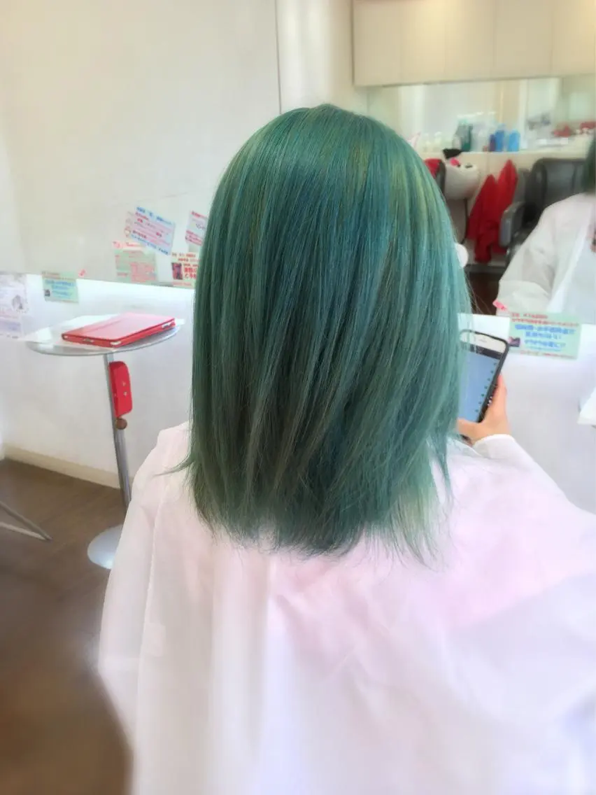 ミディアム カラー ブリーチ ダブルカラー ミント ヘアカラー GLAD 萩原のヘアスタイル