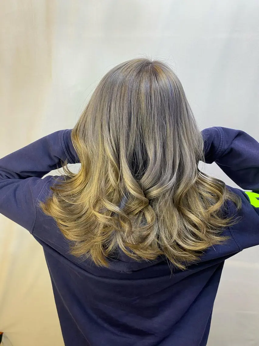 セミロング カット ヘアカラー 長濱 俊のヘアスタイル