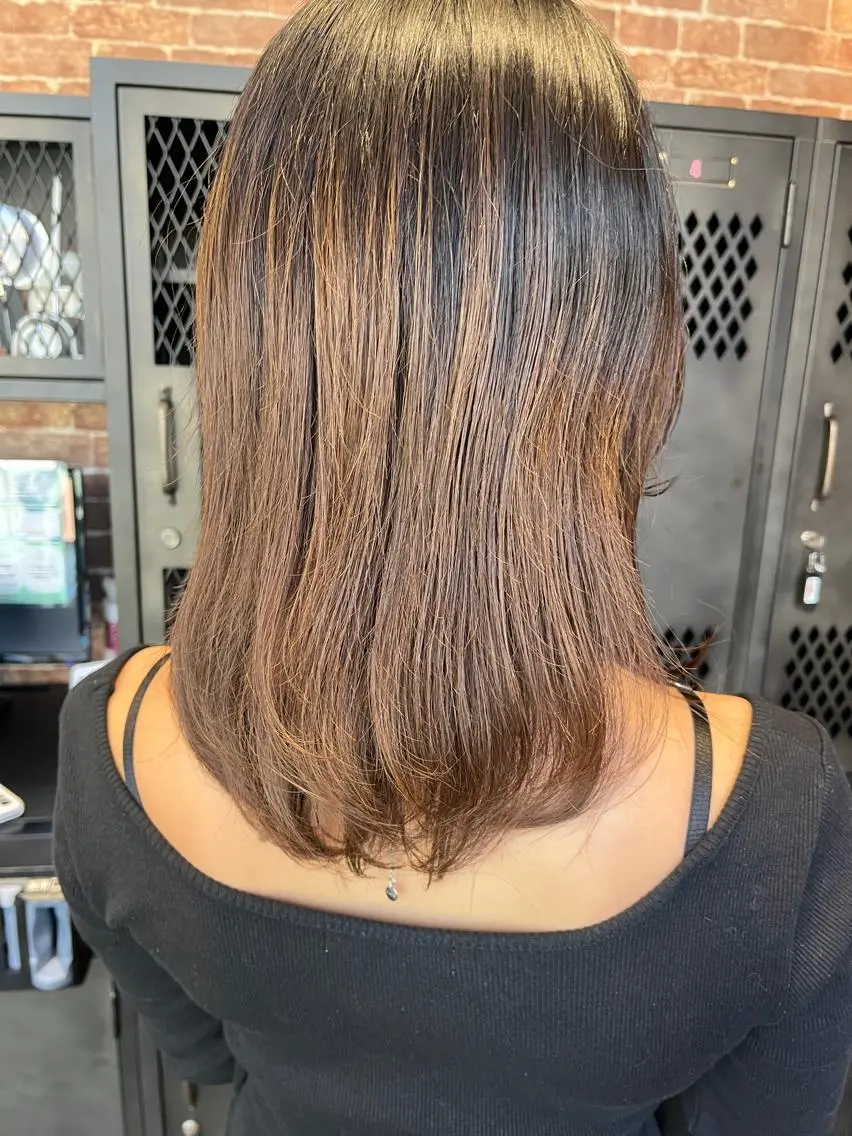 ミディアム カラー パーマ ヘアアレンジ メンズ キッズ ネイル マツエク・マツパ アイブロウ ミディアムパーマ メンズハイライト メンズパーマ ブラウンカラー ケアカラー 久木原 ゆりのヘアスタイル