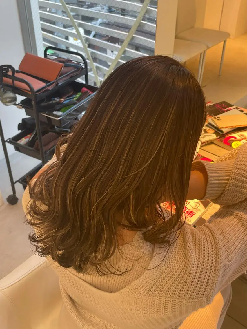 セミロング カラー バレイヤージュ グレージュ ハイライトカラー ハイライト レイヤーカット ヘアカラー トリートメント ✨髪のソムリエ✨ 岩川和生のヘアスタイル