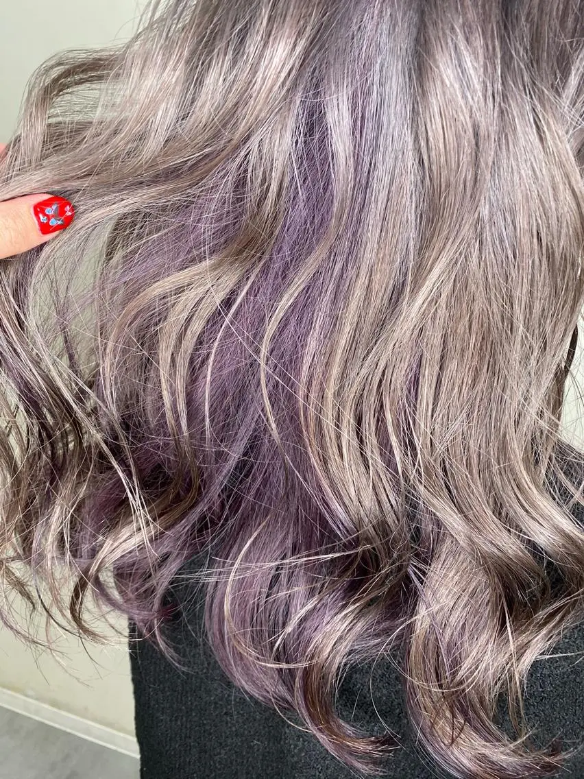 セミロング カラー ネイル mana 暖色カラーカットのヘアスタイル