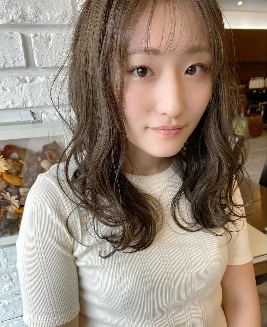 ロング カラー グレージュ カーキグレージュ シースルーバング 日比 貴大/ minim hairのヘアスタイル