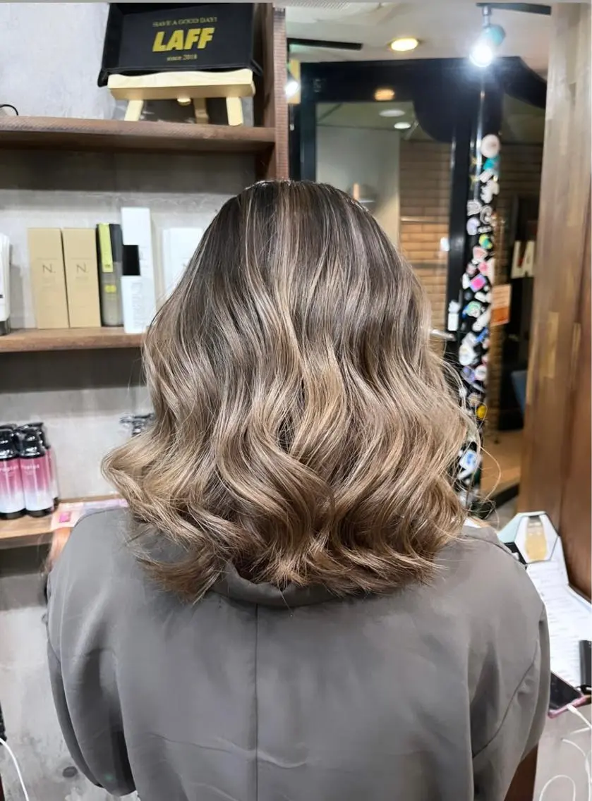 ミディアム カラー バレイヤージュ レイヤーカット LAFF きよののヘアスタイル