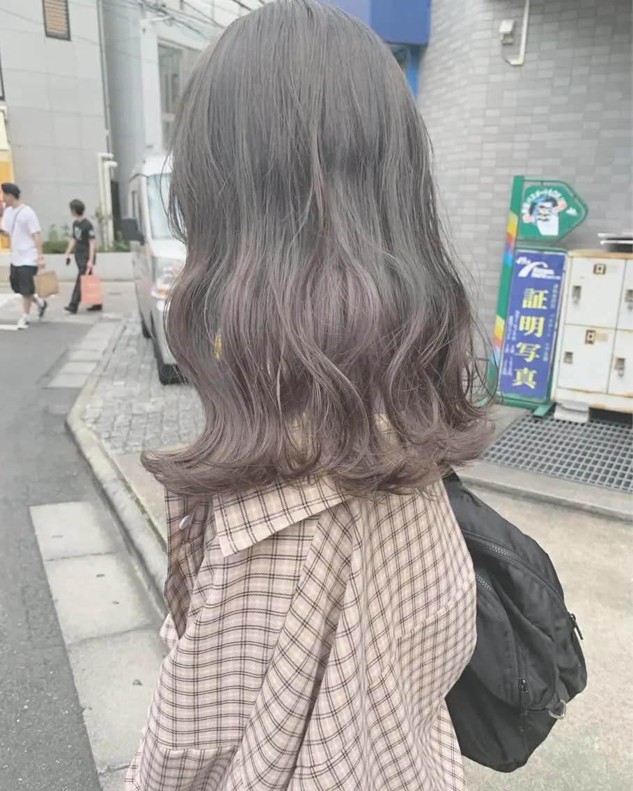 ミディアム カラー ネイル ハイトーンボブ 前田 表参道　グレージュのヘアスタイル