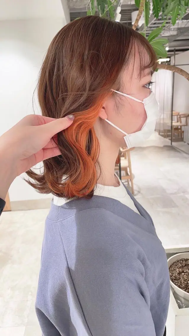 ミディアム カラー ブリーチ イヤリングカラー オレンジ ヘアカラー トリートメント 渋谷:インナーカラー ／🍒エリカ🍒のヘアスタイル