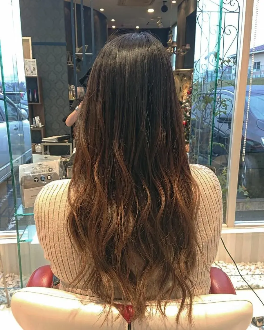 セミロング カラー バレイヤージュ レイヤーカット 保住 恭平のヘアスタイル