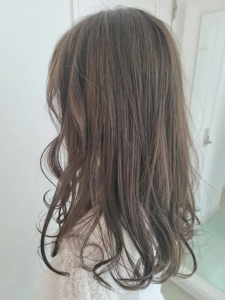 ロング カラー ブリーチ 透明感カラー グレージュ カーキグレージュ ブリーチなしカラー カット ヘアカラー トリートメント 鈴木 翠のヘアスタイル