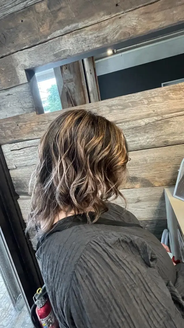ミディアム レイヤーカット andKおもろまち店 艶ダブルカラー✨のヘアスタイル