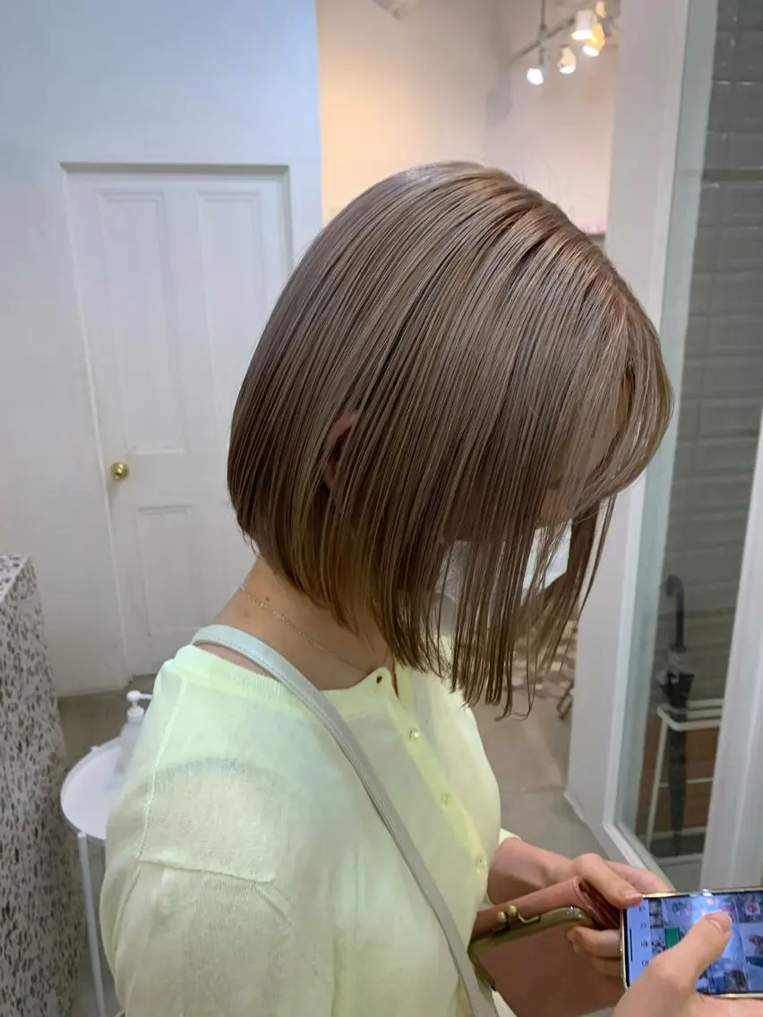 ショート カラー wakana/ 柔らかベージュカラーのヘアスタイル