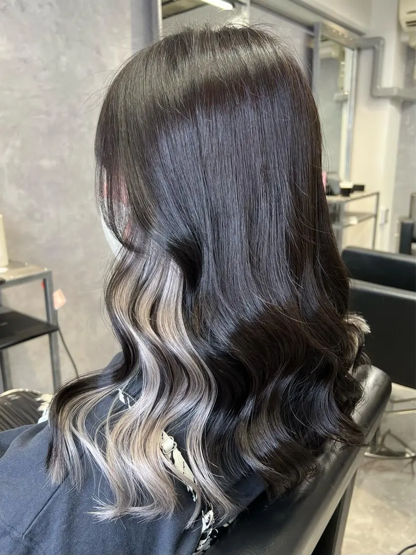 ロング カラー ヘアアレンジ ベージュカラー ブリーチ ダブルカラー ミルクティーベージュ ヨシンモリ hiiko顔まわり カットのヘアスタイル