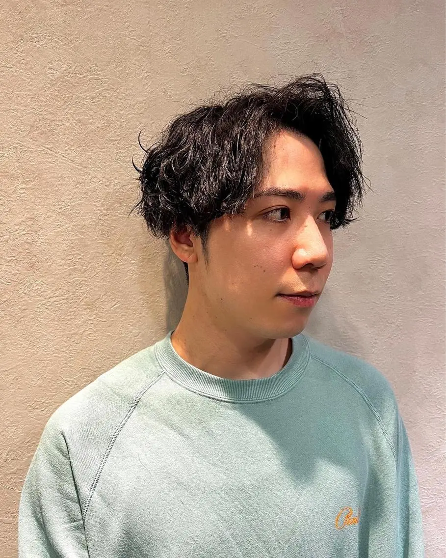 ミディアム パーマ メンズ ミディアムパーマ アップバング メンズパーマ 波巻きパーマ 北千住理容室バーバー 小堀悠作のヘアスタイル