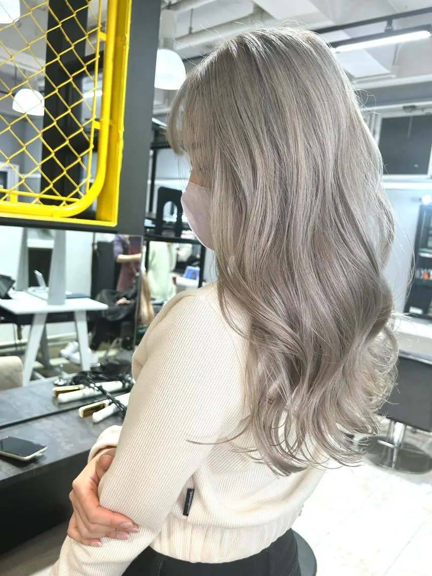 セミロング カラー シルバー ヘアカラー トリートメント Giselハヤシ ケンタのヘアスタイル