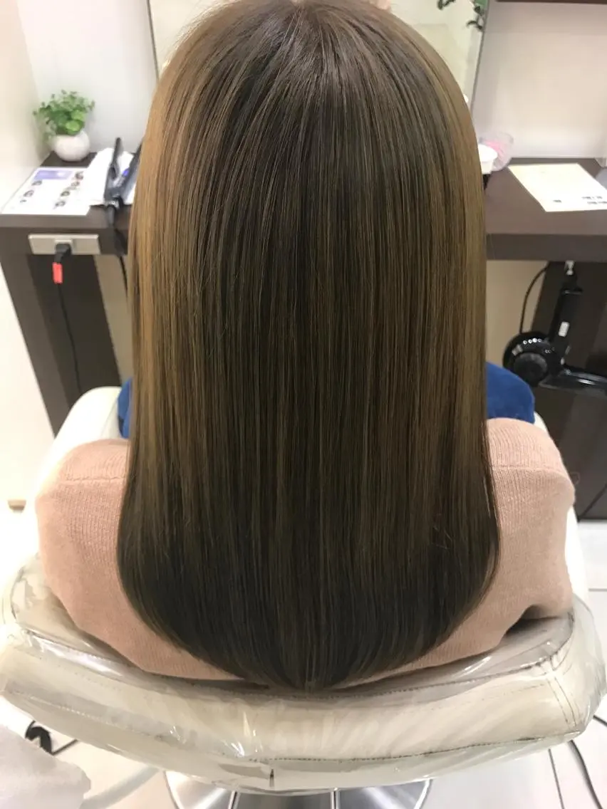 セミロング 縮毛矯正/髪質改善 継続する美髪のヘアスタイル