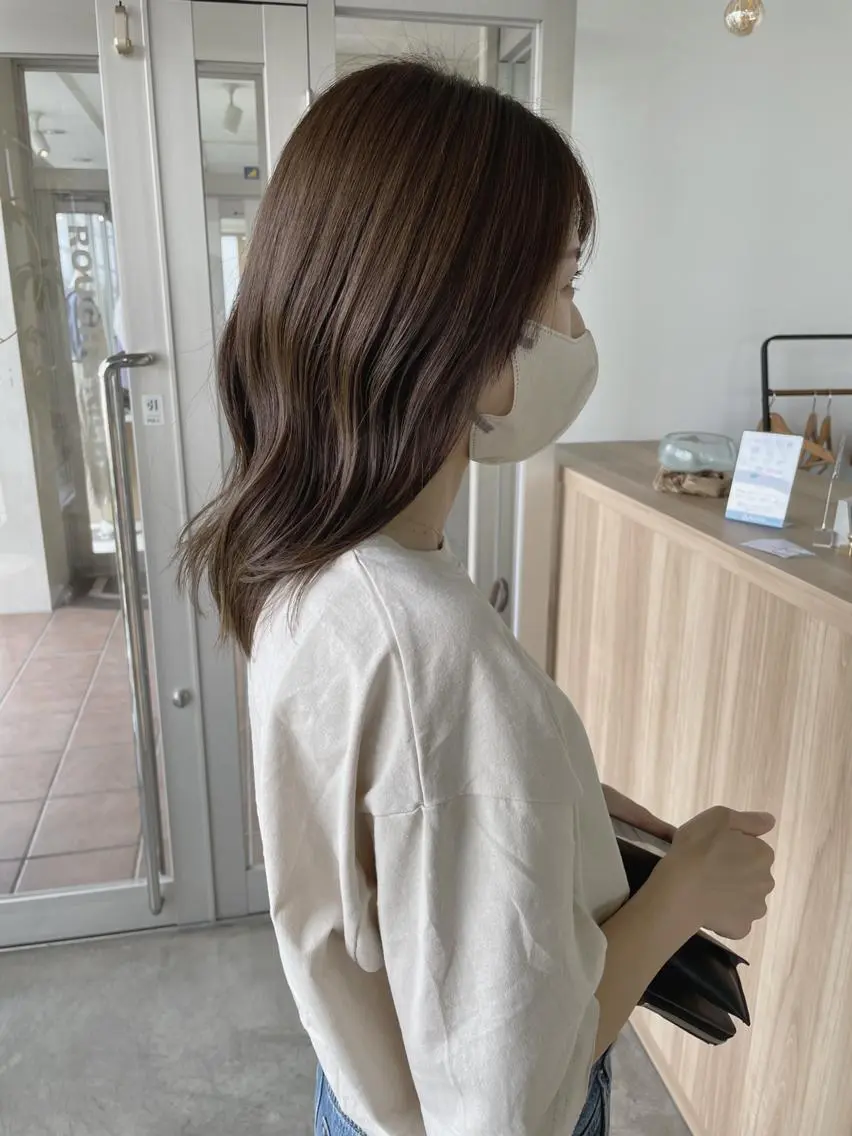 セミロング カラー 井山 葵のヘアスタイル