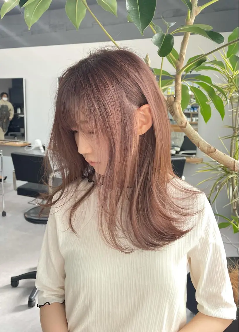 ミディアム カラー ベージュカラー ピンクカラー ピンクベージュ カット ヘアカラー トリートメント レイヤーカット 西村あきやのヘアスタイル