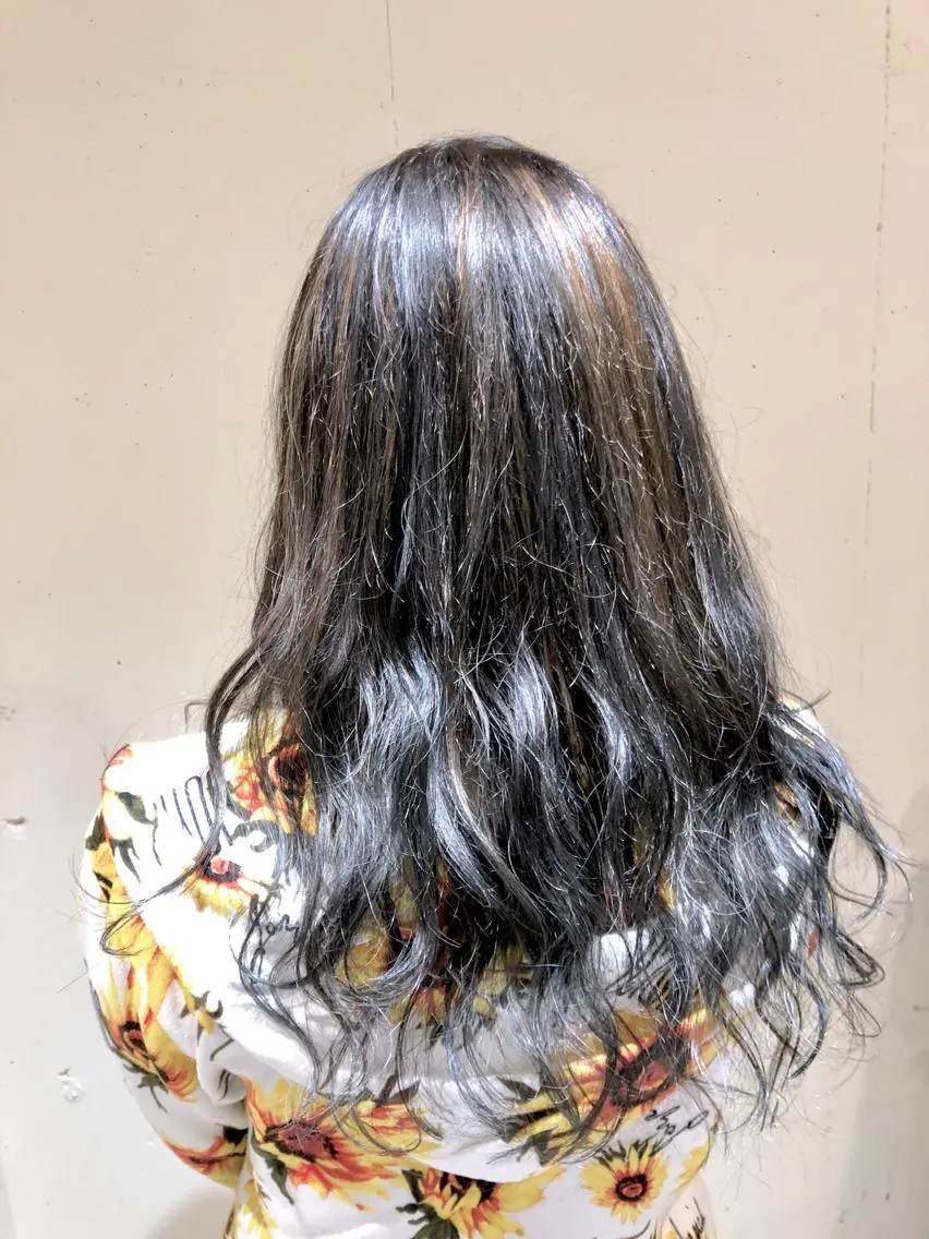 セミロング カラー パーマ ヘアアレンジ セミロングパーマ アッシュ アッシュグレー アッシュグレージュ バレイヤージュ 【ツヤ髪美容師】 ツダケイスケのヘアスタイル