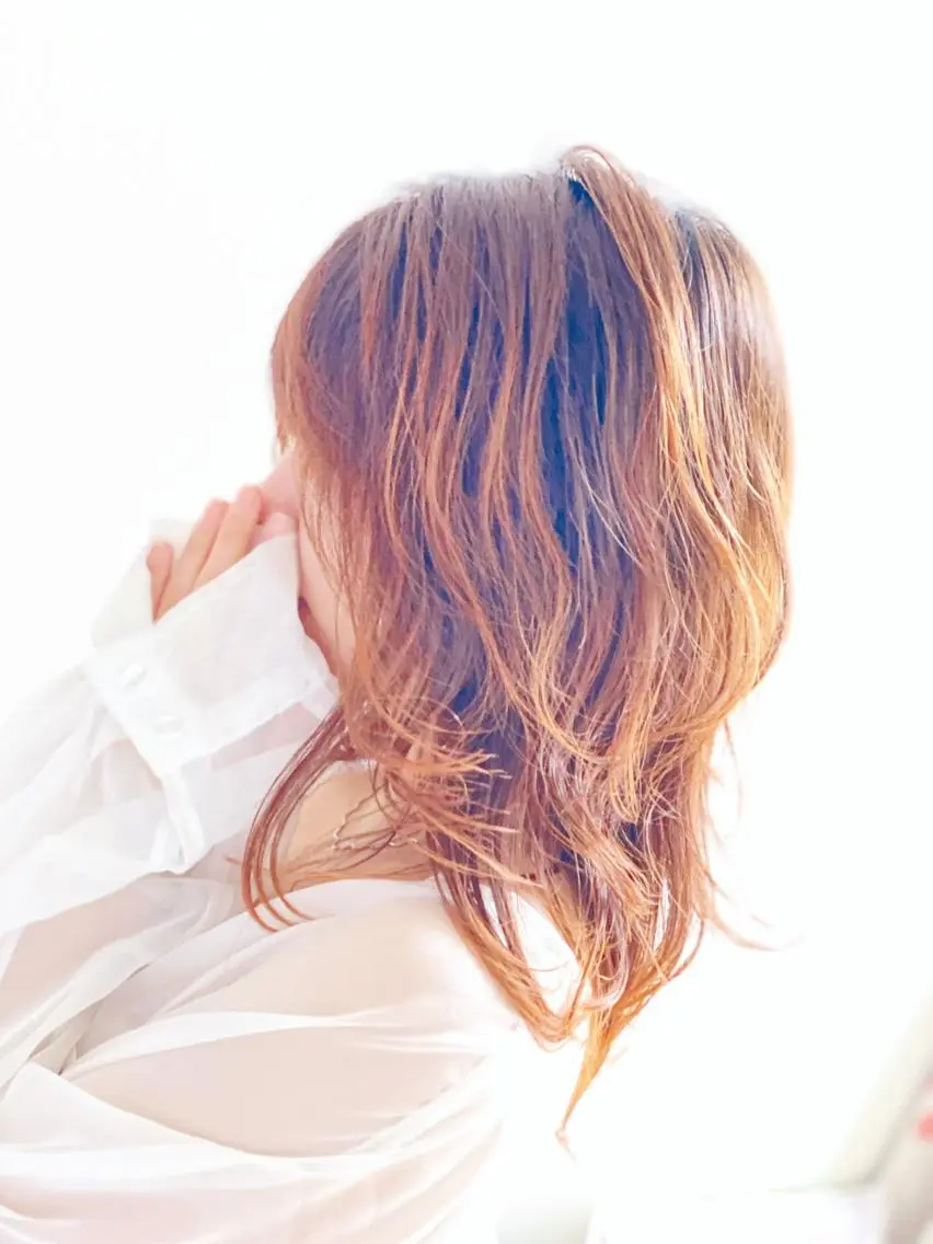 ミディアム レイヤーカット ウルフカット ウルフレイヤー カット ヘアカラー トリートメント 顔まわりの神様✨ 透明感カラー藤嶋秀幸のヘアスタイル