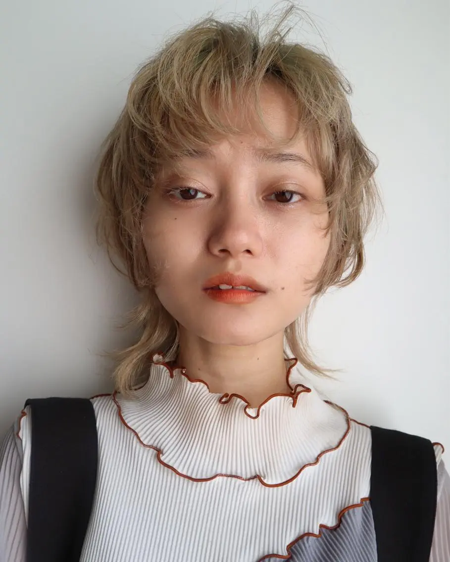 ミディアム カラー パーマ ヘアアレンジ メンズ キッズ ネイル マツエク・マツパ メンズハイトーン メンズウルフカット ベージュカラー ハイトーンカラー ハイトーンベージュ ウルフレイヤーカット /チヒロのヘアスタイル