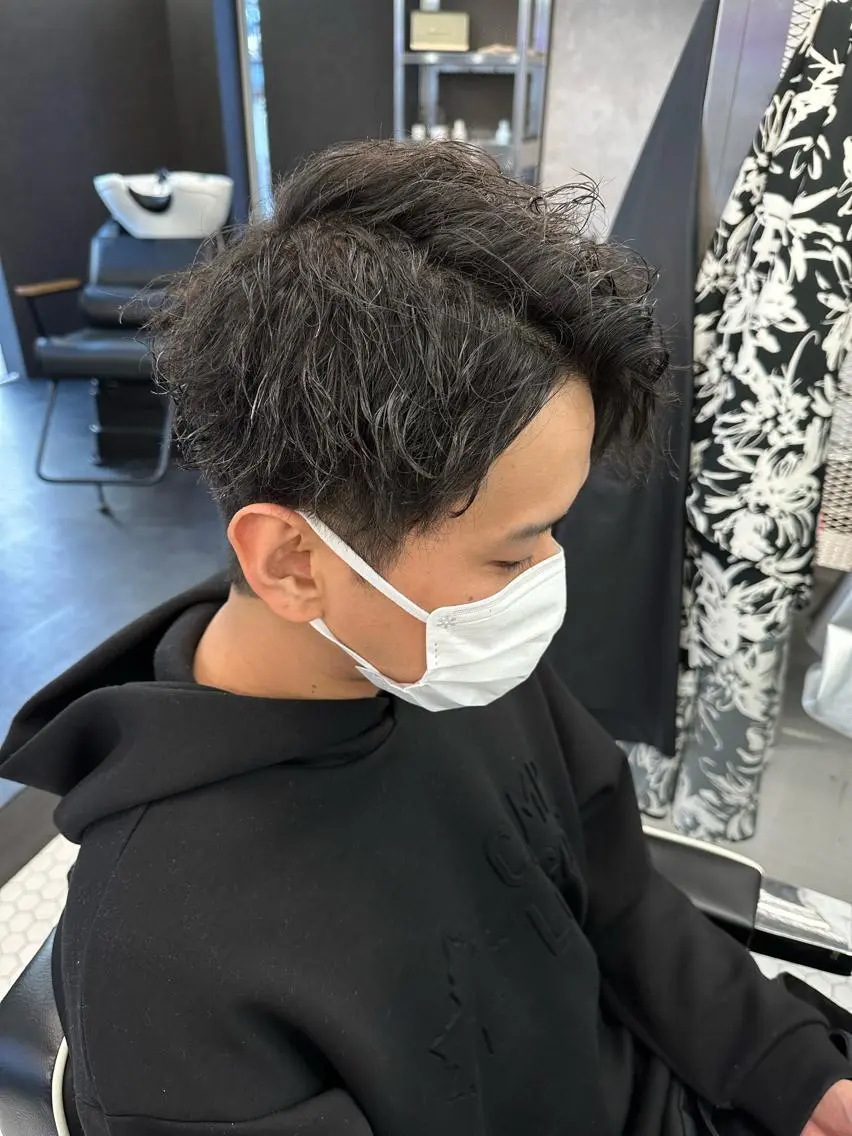 ミディアム カラー パーマ メンズ ミディアムパーマ メンズバレイヤージュ メンズブリーチ ビジネス センターパート メンズ専門美容室 /久徳大輝のヘアスタイル