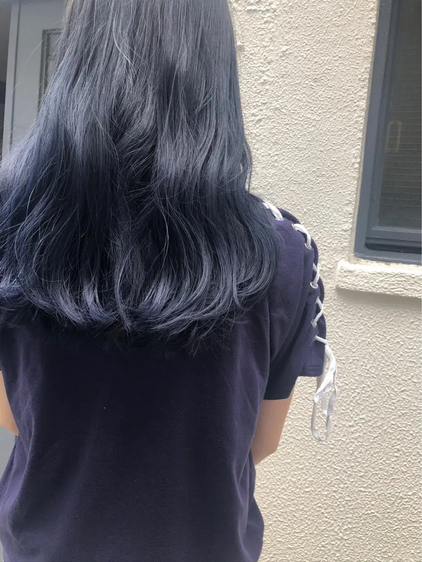 セミロング カラー ブリーチ ネイビーカラー シルバー 西岡 優太のヘアスタイル