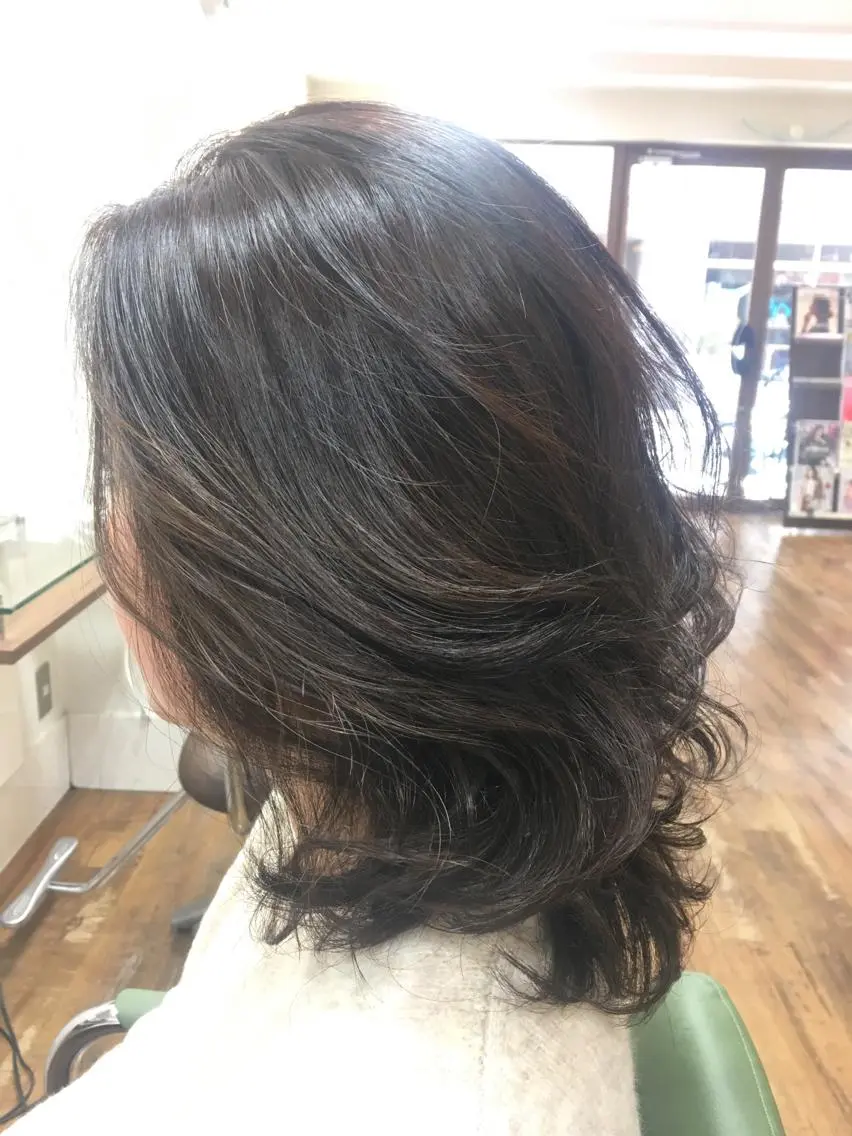 ミディアム カラー イルミナカラー yoshimi .のヘアスタイル