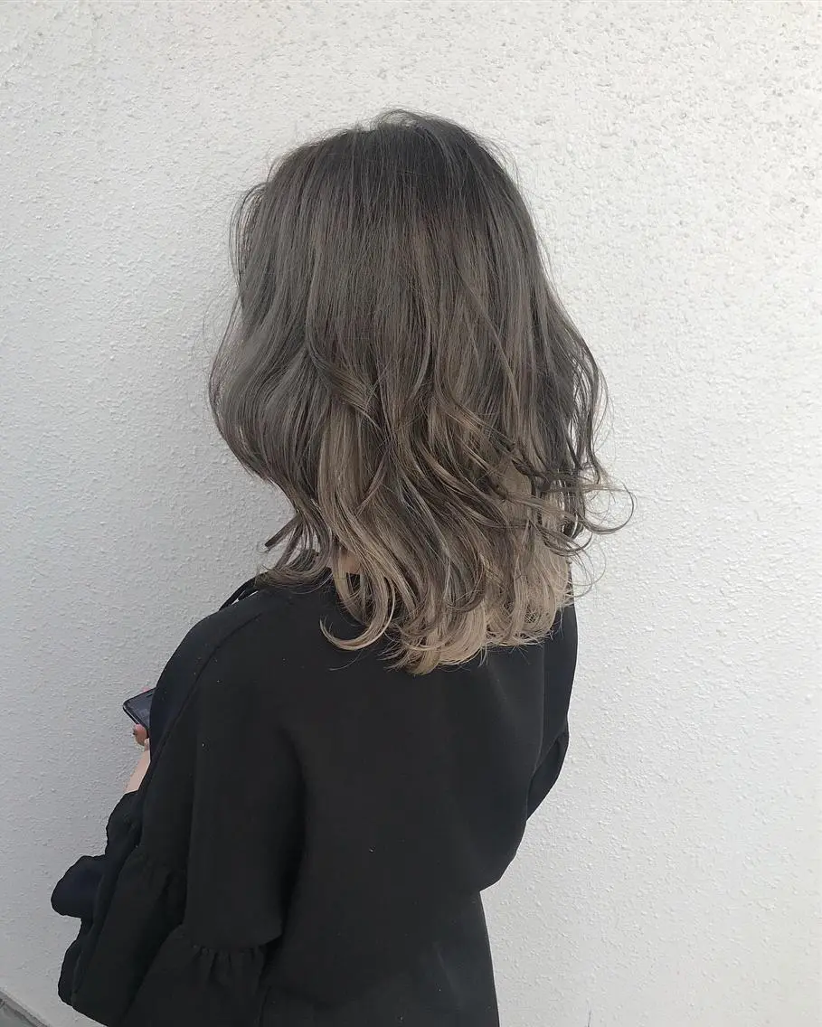 ミディアム カラー ベージュカラー ブリーチ インナーカラー ホワイトベージュ インナーカラー/天神 ブリーチ/吉田のヘアスタイル