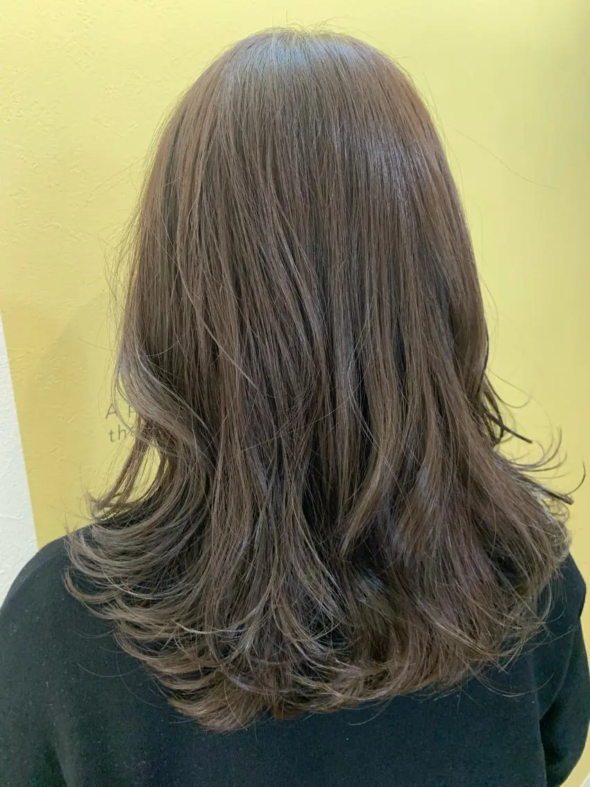 ミディアム カラー ベージュカラー ブリーチ ブリーチなしカラー シルバー シルバーベージュ hubhair レイヤー/透明感のヘアスタイル