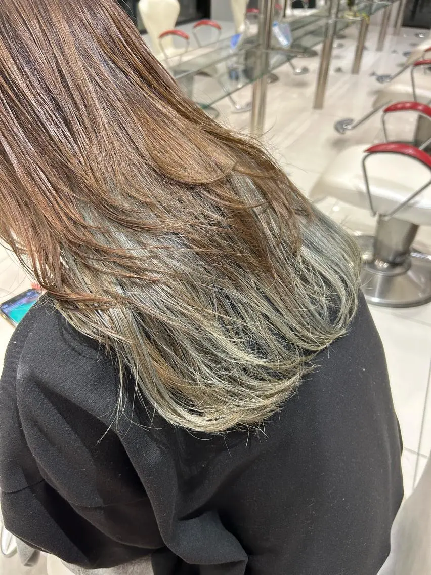 ロング レイヤーカット 海外カラー白髪ぼかし ティファニーサユリのヘアスタイル