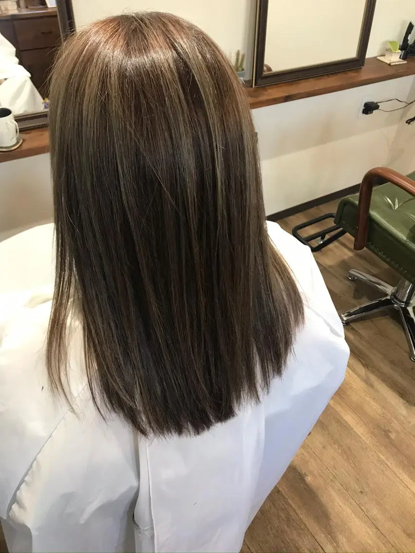 セミロング カラー ハイライトカラー ハイライト カット ヘアカラー トリートメント Rug Relief 吉田のヘアスタイル