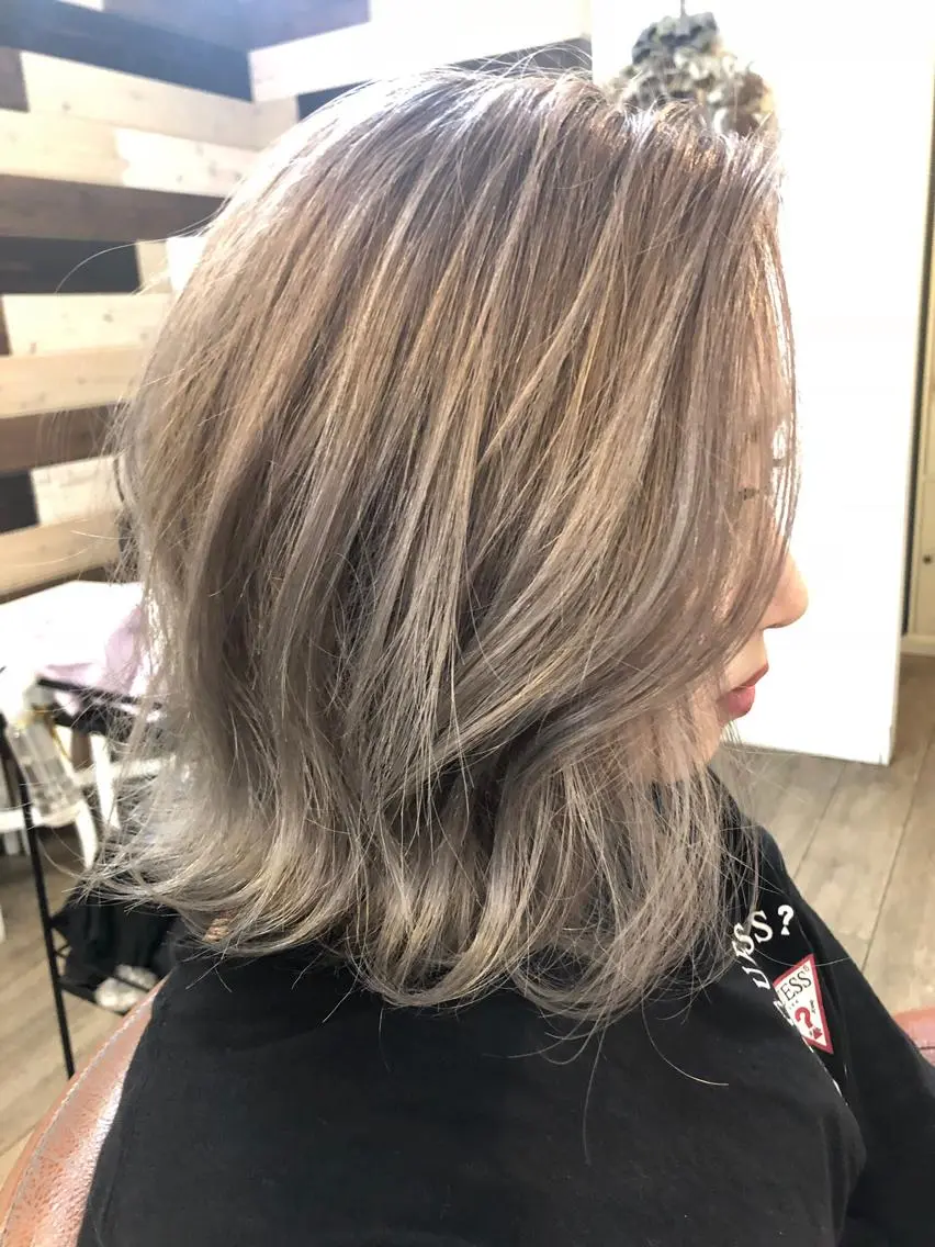 ミディアム カラー パーマ ベージュカラー ブリーチ ダブルカラー ホワイトベージュ ARISA 学芸大学/海外ヘアのヘアスタイル